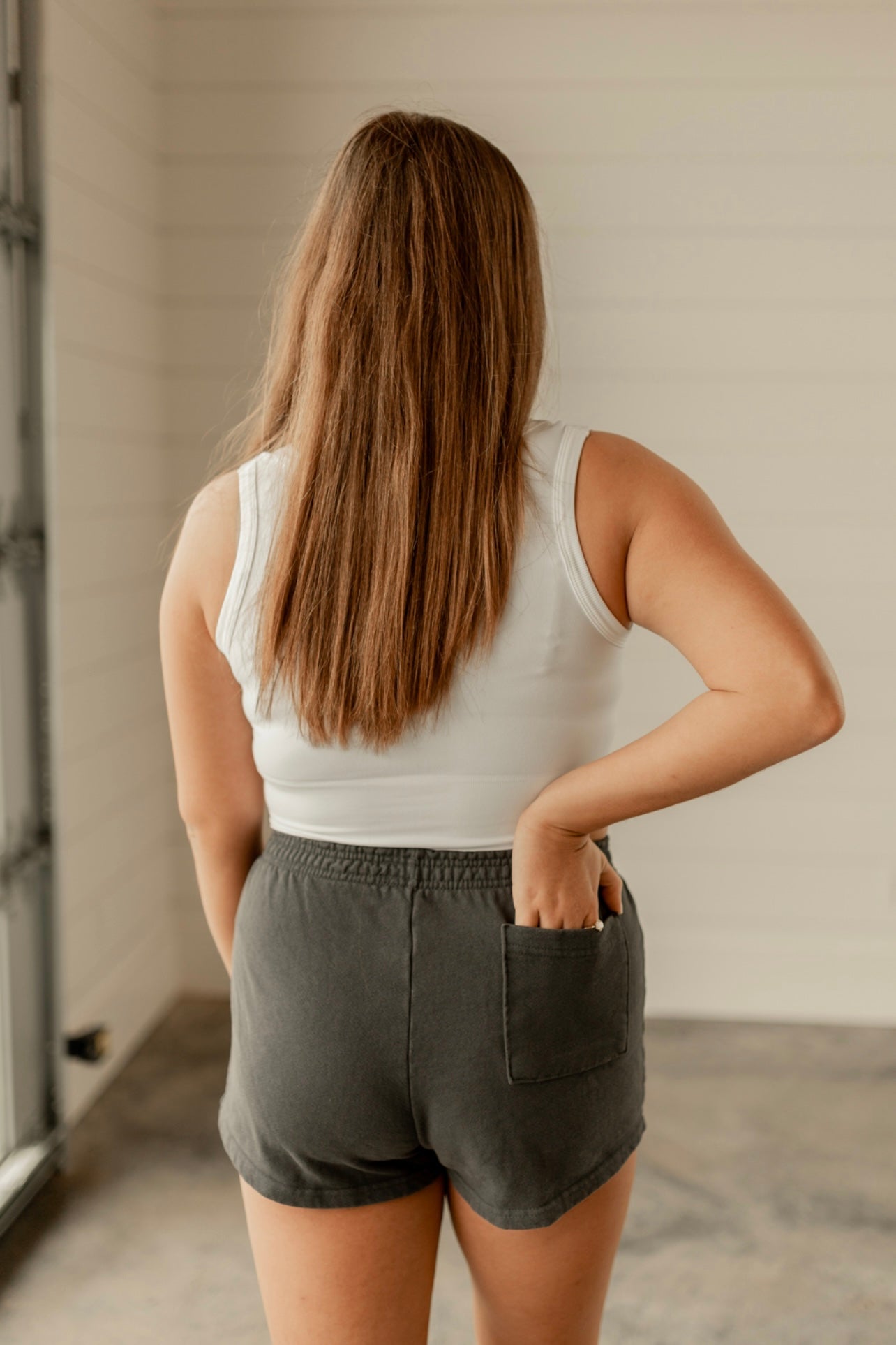DEEP SCOOP NECK CROP TOP